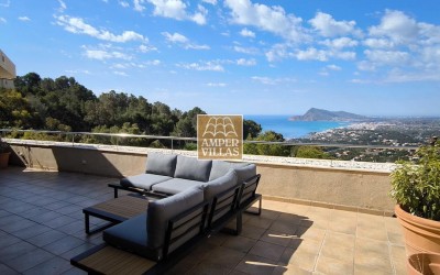Precioso y acogedor apartamento con vistas panorámicas al mar y las montañas.